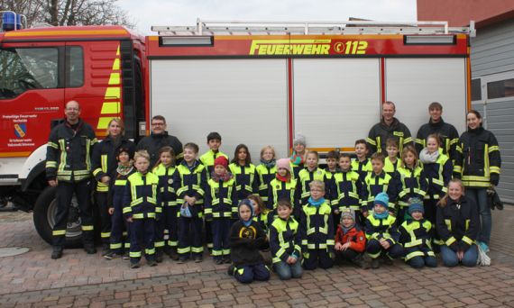 Unsere Kinderfeuerwehr mit den Uniformen.